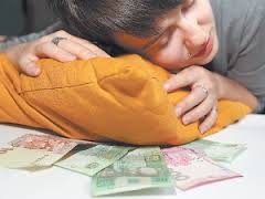 Нести гроші в банк чи залишити під подушкою?