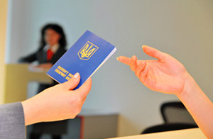 У 2015 році продовжать видавати закордонні паспорти без відбитків пальців