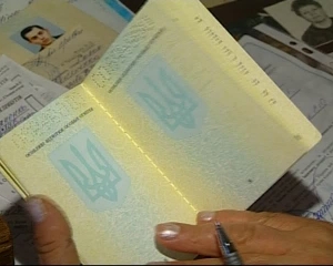Для оформлення закордонного паспорта потрібен лише паспорт громадянина України