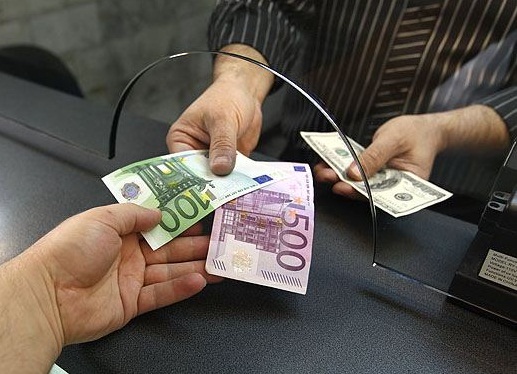 Закордонні перекази знову видаватимуть у валюті