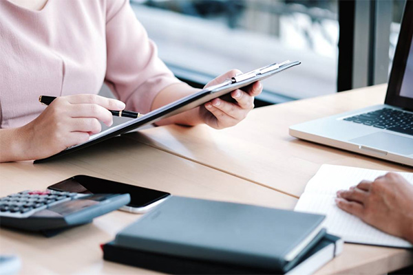 Матеріальна допомога працівникам у 2026 році: документальне оформлення, відображення в обліку та звітності