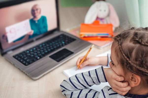 Діти навчаються онлайн через блекаут: як батькам оформити дистанційну роботу?