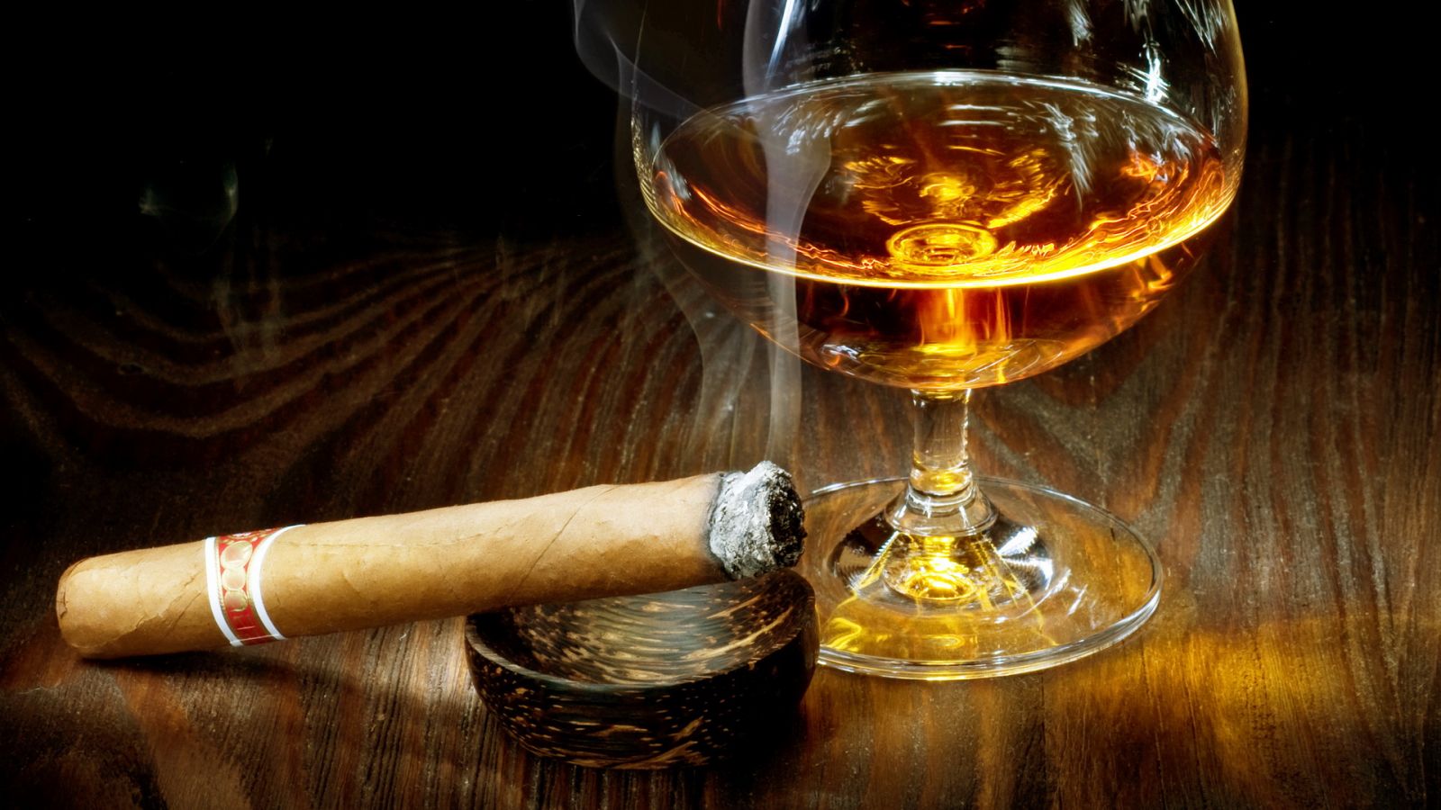 В який момент ліцензія на операції з алкоголем та тютюном вважається анульованою?