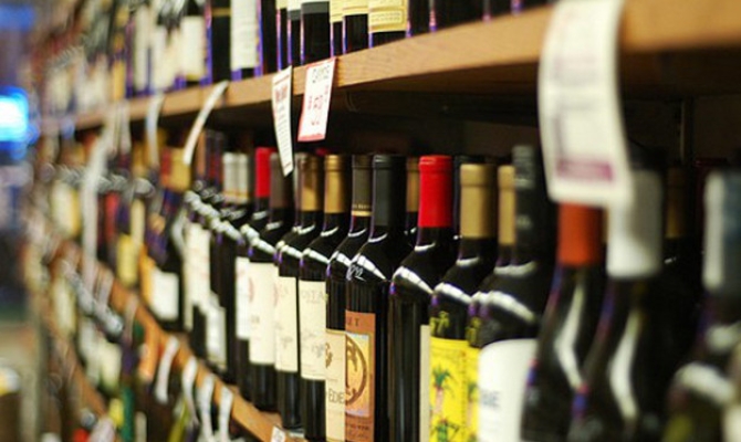 Як визначаються штрафи у разі торгівлі алкоголем за цінами, нижчими за мінімальні?