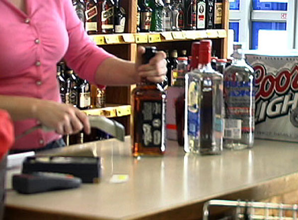 Які наслідки чекають на торговця алкоголю у разі його продажу у заборонений час?