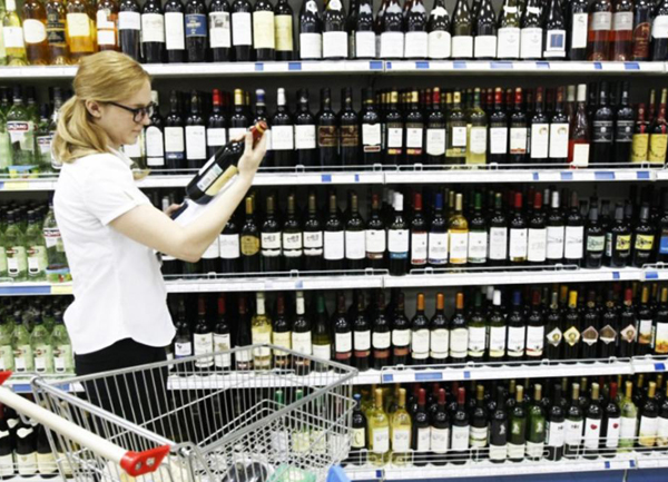 В Україні пропонують заборонити продаж алкоголю та сигарет в супермаркетах