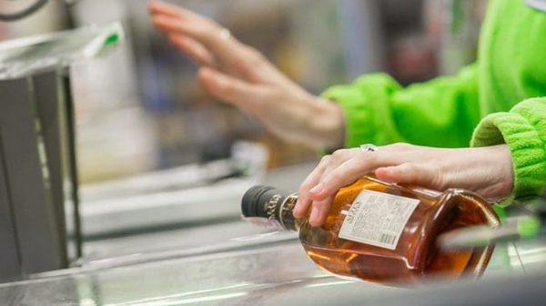 Чи можуть анулювати ліцензію на алкоголь у разі його продажу у нічний час?
