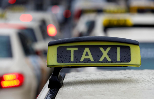 Уряд дозволив таксі рухатися смугами для громадського транспорту