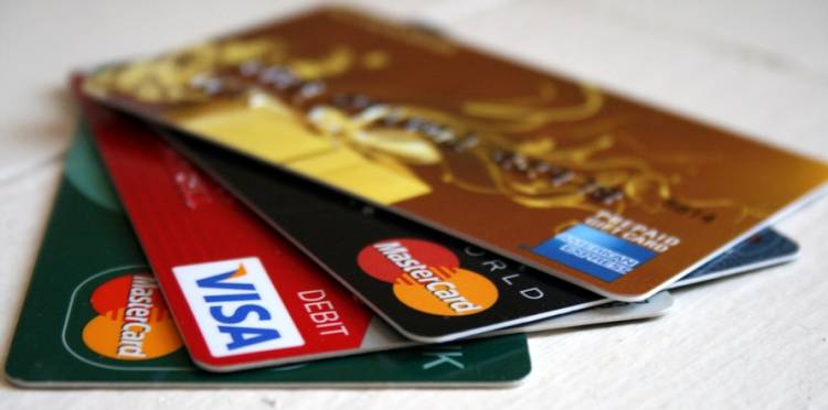 Чи може банк примусово оформити до зарплатної картки ще й кредитку? 