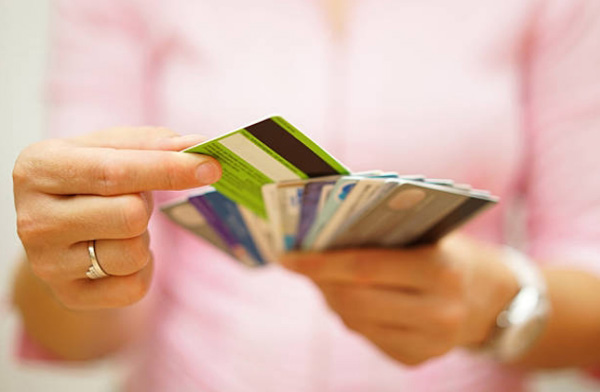 Чи поширюються готівкові обмеження на розрахунки за платіжними картками?