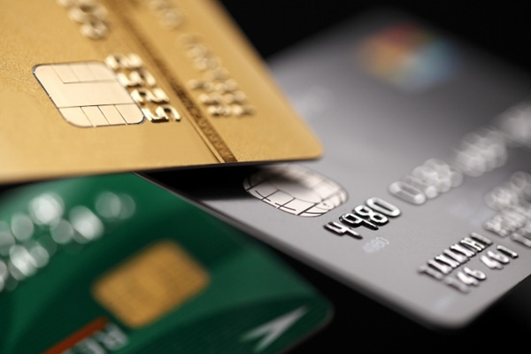 Частка безготівкових операцій з картками надалі зростає: звіт НБУ