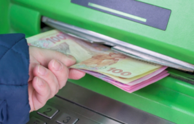 Скільки готівки можна зняти в банкоматах українських банків?
