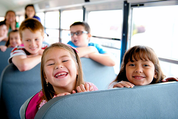 Які обов’язки перевізників при наданні послуг автобусом для перевезення дітей?