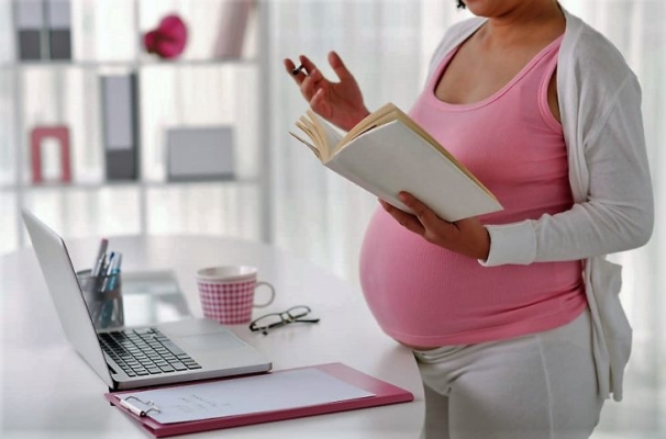 Чи виплачується допомога по вагітності та пологах за час простою?