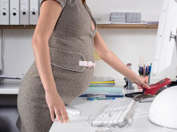 Відпустка у зв'язку з вагітністю та пологами: на який строк та як оплачувати?