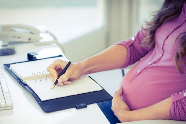Які права має вагітна працівниця та у період декретної відпустки?