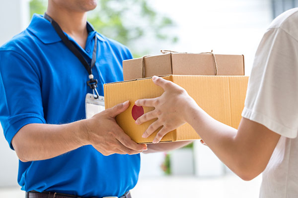 Як проводити розрахункові операції у разі доставки товарів через служби доставки? 