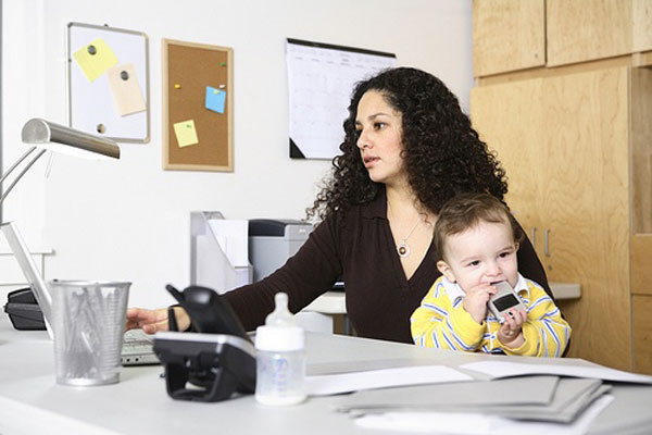 Пільги працюючих жінок з дітьми до трьох років: розʼяснення від ДПС