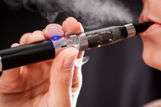 Уряд зобов'язав вебсайти із продажу е-сигарет перевіряти вік відвідувачів