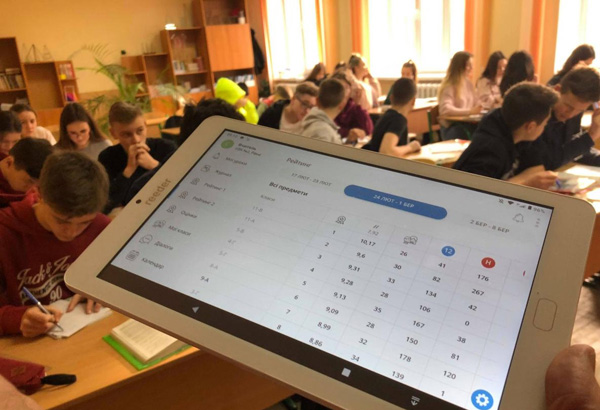 Українські школи перейдуть на електронні щоденники та журнали