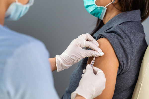 Якими мають бути мінімальні терміни між першою та другою дозами COVID-вакцин?