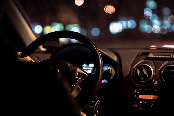 Безпека дорожнього руху працівників у темну пору доби: що треба знати роботодавцям?