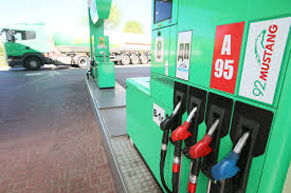 Коли зникнуть черги на АЗС та знизиться ціна на бензин: прогноз Кабміну