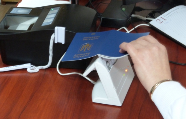 Який документ посвідчує особу у разі переоформлення паспорта?