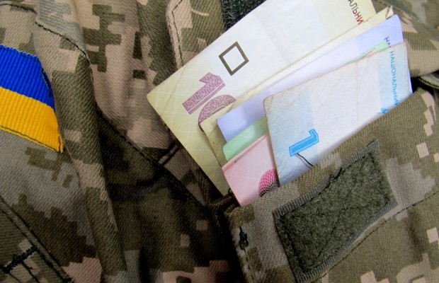Захисники і захисниці з особливими заслугами перед Україною отримуватимуть щомісяця до трьох МЗП