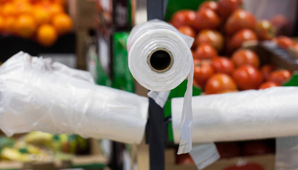 Безоплатне розповсюдження пластикових пакетів: бізнес просить деталей 