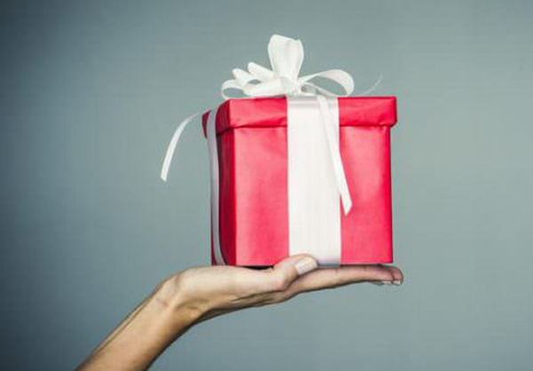 Коли та як оподатковуються надані працівникам та іншим фізособам подарунки?