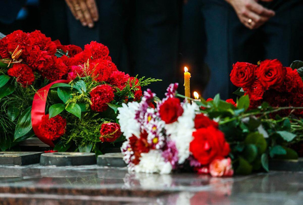 На допомогу на поховання, яка виплачується родичам померлого працівника, ЄСВ не нараховується
