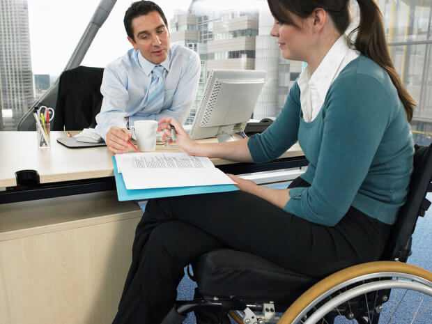 Працівник-інвалід надає послуги за договором ЦПХ: що з ЄСВ?