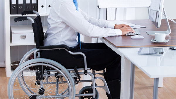 Особа з інвалідністю працює у фізособи та отримує зарплату менше мінімальної: що з ЄСВ?