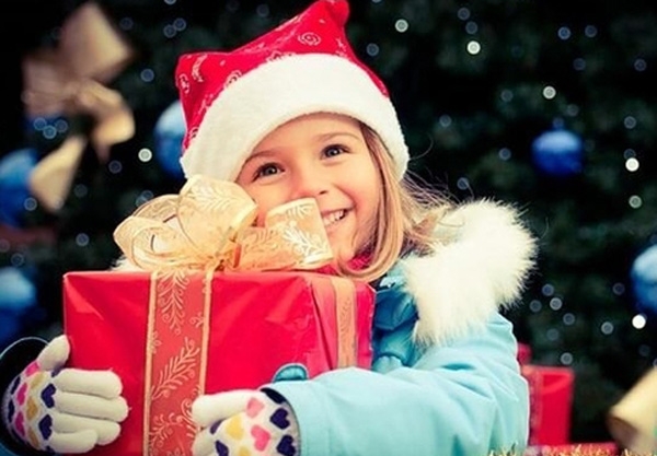 Чи нараховувати ЄСВ на вартість новорічних подарунків дітям працівників?