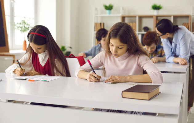 З 28 листопада у київських школах тимчасово змінять час навчання