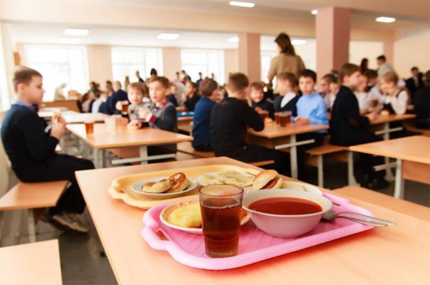 Бізнес пропонує запровадити безготівковий розрахунок за харчування в школах
