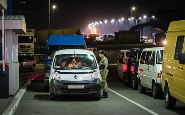 Чоловіки без військового квитка тепер не зможуть виїхати з України