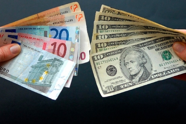 НБУ продовжує операції з обміну готівкового долара та євро на безготівковий