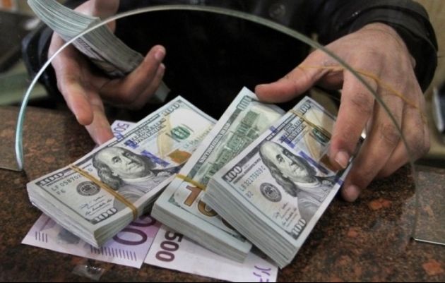 НБУ дозволив українцям купувати долари за офіційним курсом без обмежень, але є умови