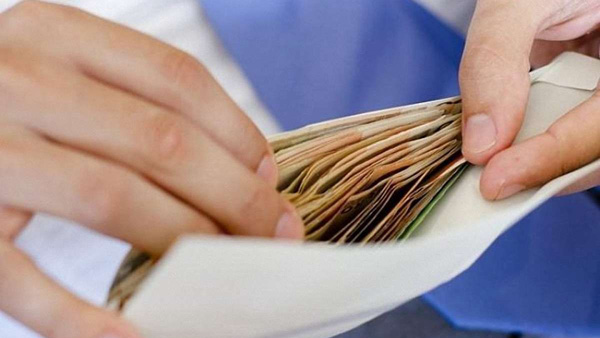 Більше третини українців отримують зарплату «в конверті»