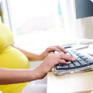 За незаконне звільнення вагітної або жінки, яка має дітей, передбачено штраф до 85 000 грн