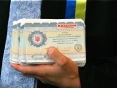 Кримські випускники можуть отримати український диплом у ВНЗ усіх регіонів України