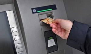 Банки України ввели тимчасові обмеження на зняття готівки в банкоматах