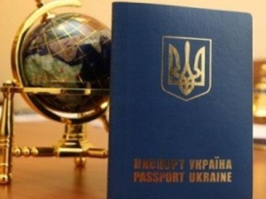 Закордонні паспорти українцям оформлюють по-старому