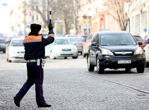 Штраф за неправильне «взування» авто, помаранчеві жилети та інші нововведення ПДР в Україні
