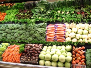 Користь овочів та фруктів залежить від освітлення в супермаркеті