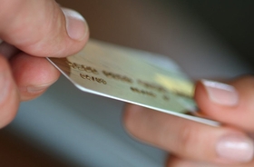 Відтепер за відмову розрахуватися платіжною карткою магазини штрафуватимуть на суму 8500 грн.