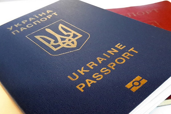 Українці за кордоном й надалі зможуть продовжувати у консульствах термін дії паспортів