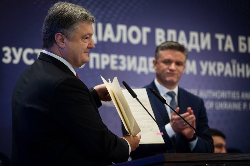 Президент підписав закон,  який забороняє "маски-шоу" силовиків на українських підприємствах